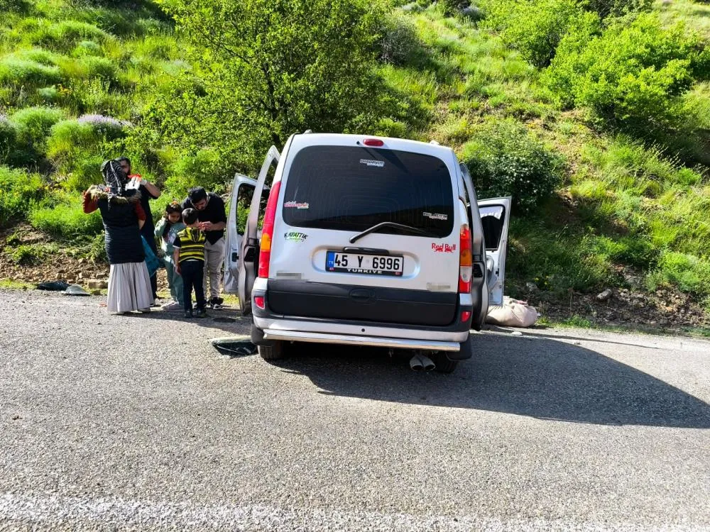 Navigasyonun yanlış yola yönlendirdiği aileyi taşıyan araç kaza yaptı