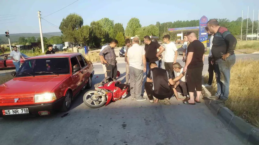 Hisarcık’ta otomobil ile motosikletle çarpıştı