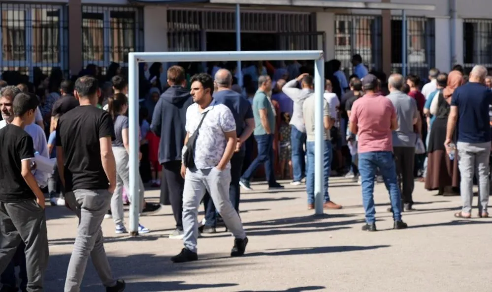 Öğrenciler sınavda veliler dışarıda ter döktü