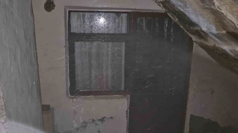 Sokaktan eve bağlanan su hattı patladı