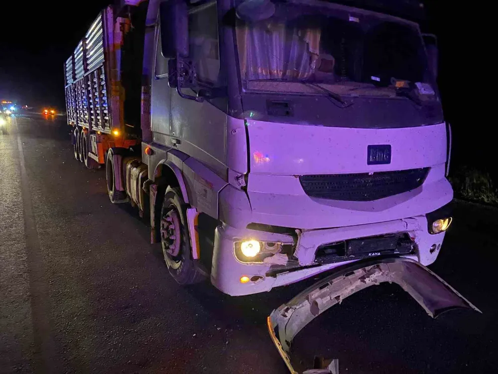 Kütahya’da tır, otomobile çarptı