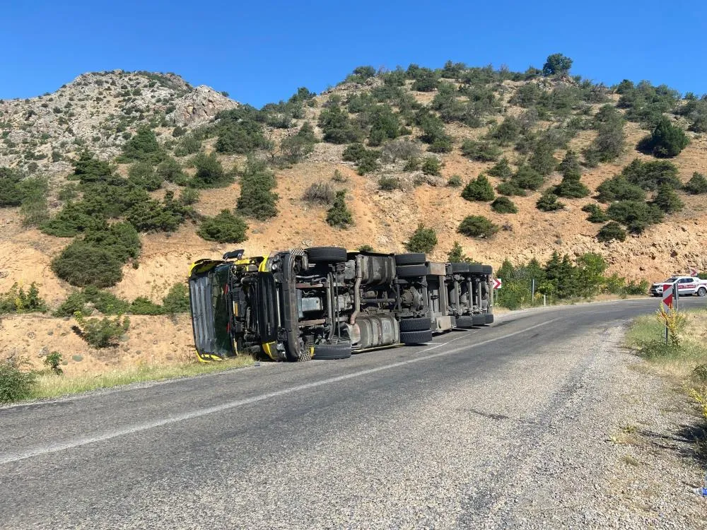 Kemaliye’de tır devrildi