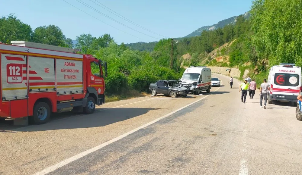 Adana’da ambulans ile otomobil çarpıştı