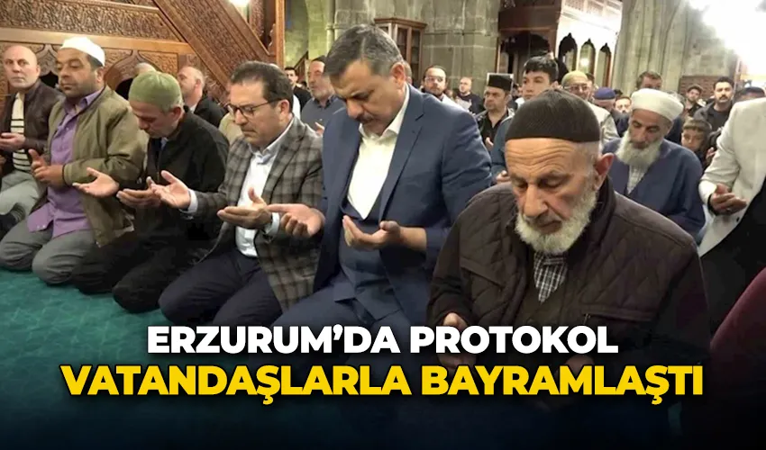 Erzurum’da protokol vatandaşlarla bayramlaştı
