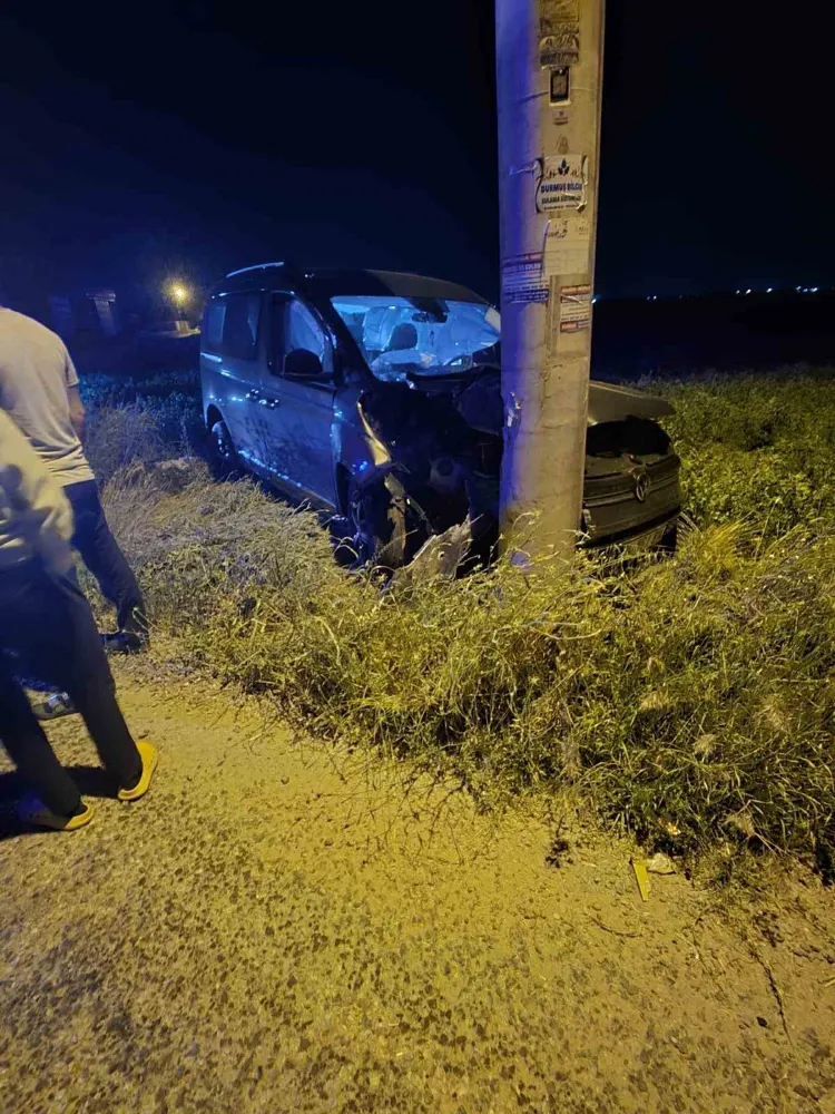Karapınar’da otomobil beton direğe çarptı