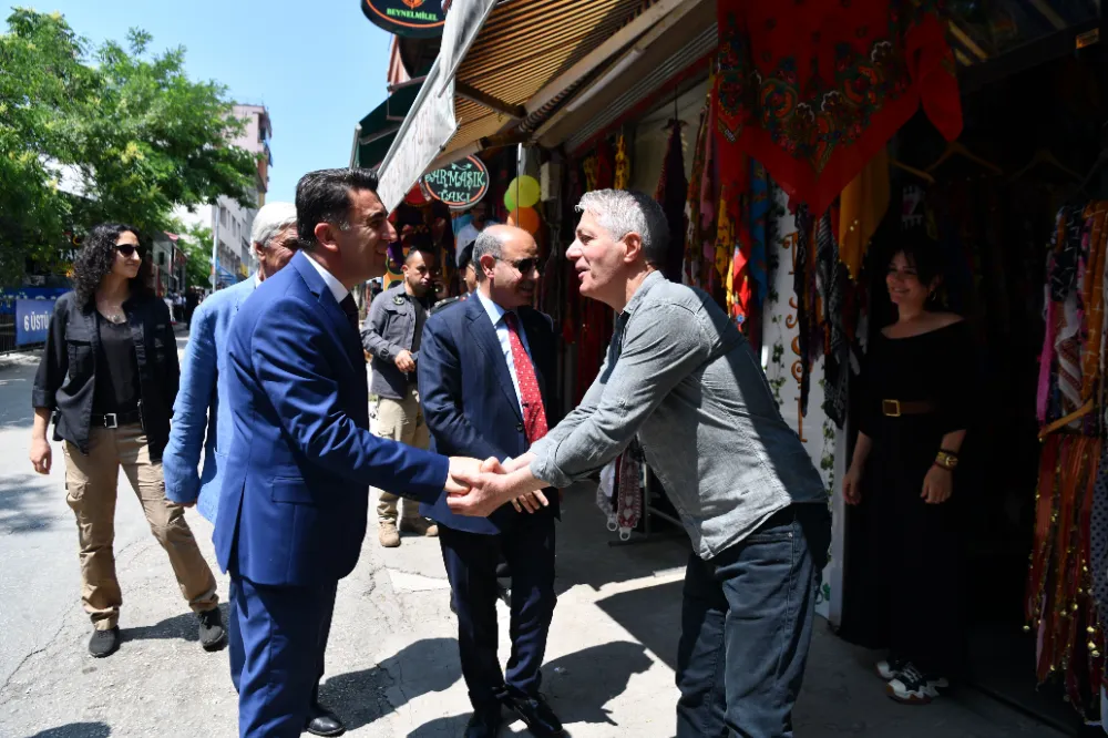Bakan Yardımcısı Aktaş ve Vali Aygöl, vatandaşlarla bayramlaştı