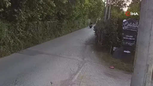 Kasksız sürüş canına mal oluyordu: O anlar kamerada