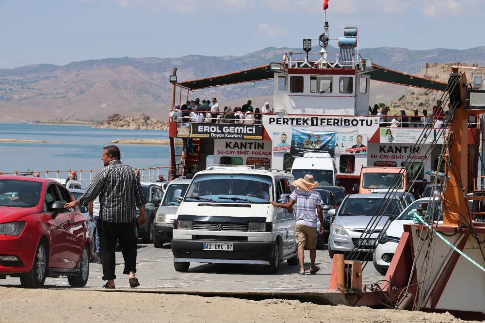Elazığ-Pertek feribotlarında bayram yoğunluğu: Kilometrelerce kuyruk oluştu