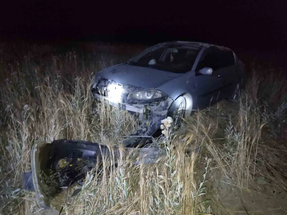 Burdur’da otomobil tarlaya uçtu