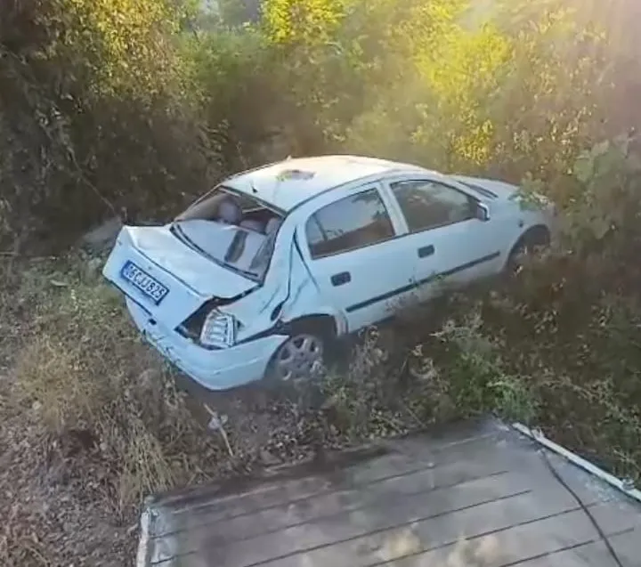 Çaycuma’da otomobil direksiyon hakimiyetini kaybetti, şarampole uçtu