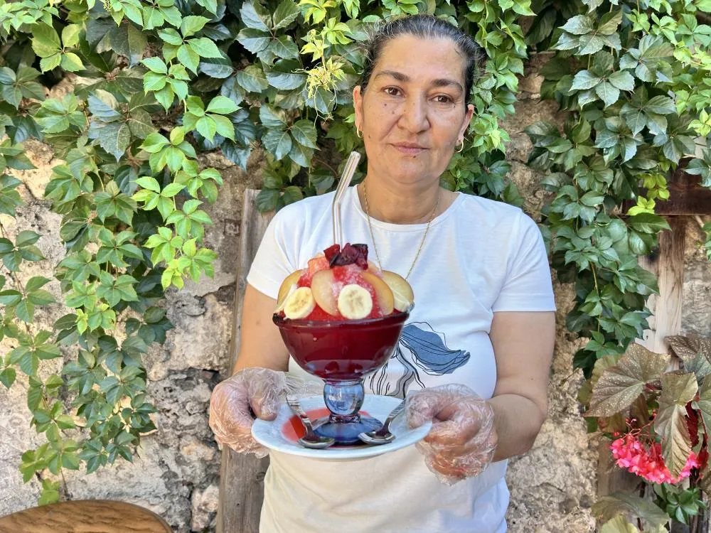 450 yıllık külliyede serinleten lezzet bici biciyle hayata tutundu