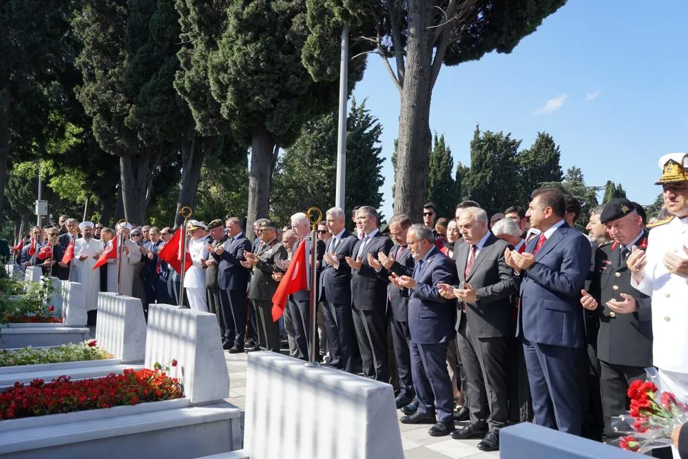 15 Temmuz Şehitleri Edirnekapı Şehitliği’nde dualarla anıldı