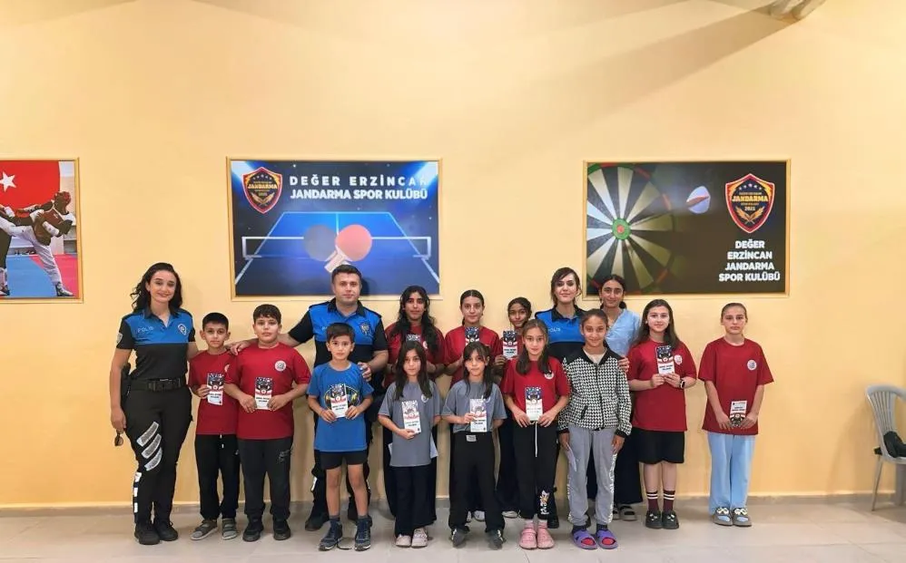 Erzincan emniyeti öğrencileri bilgilendirmeye devam ediyor