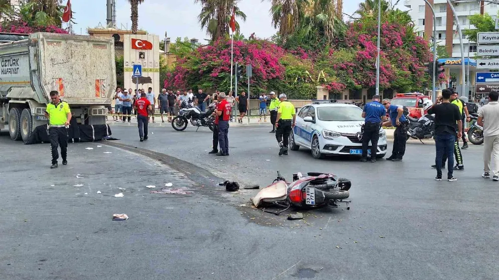 Tarsus’ta kamyon ile motosiklet çarpıştı