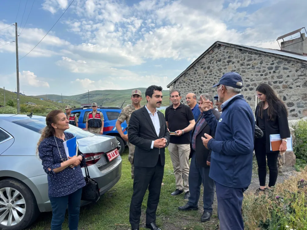 Susuz Kaymakamı Tutal, makamda oturmuyor