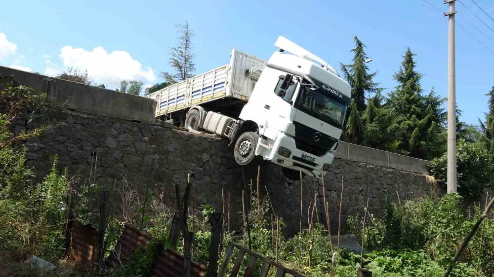 Freni boşalan tır yola sürüklendi