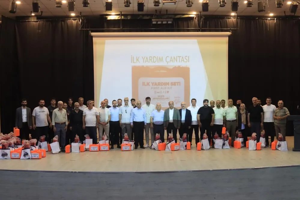 Muhtarlara ilk yardım ve yangın söndürme tüpü dağıtıldı