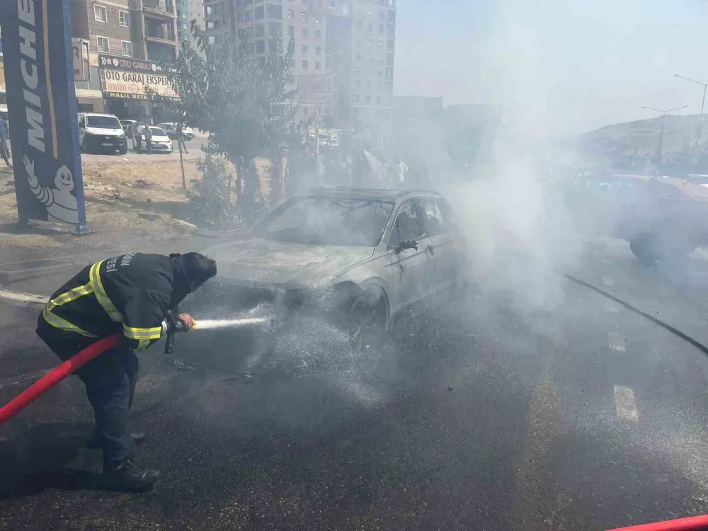 Mardin’de seyir halindeki otomobil yandı
