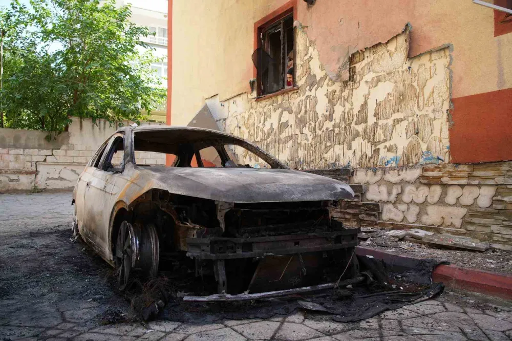Edirne’de park halindeki iki otomobil alev alev yandı