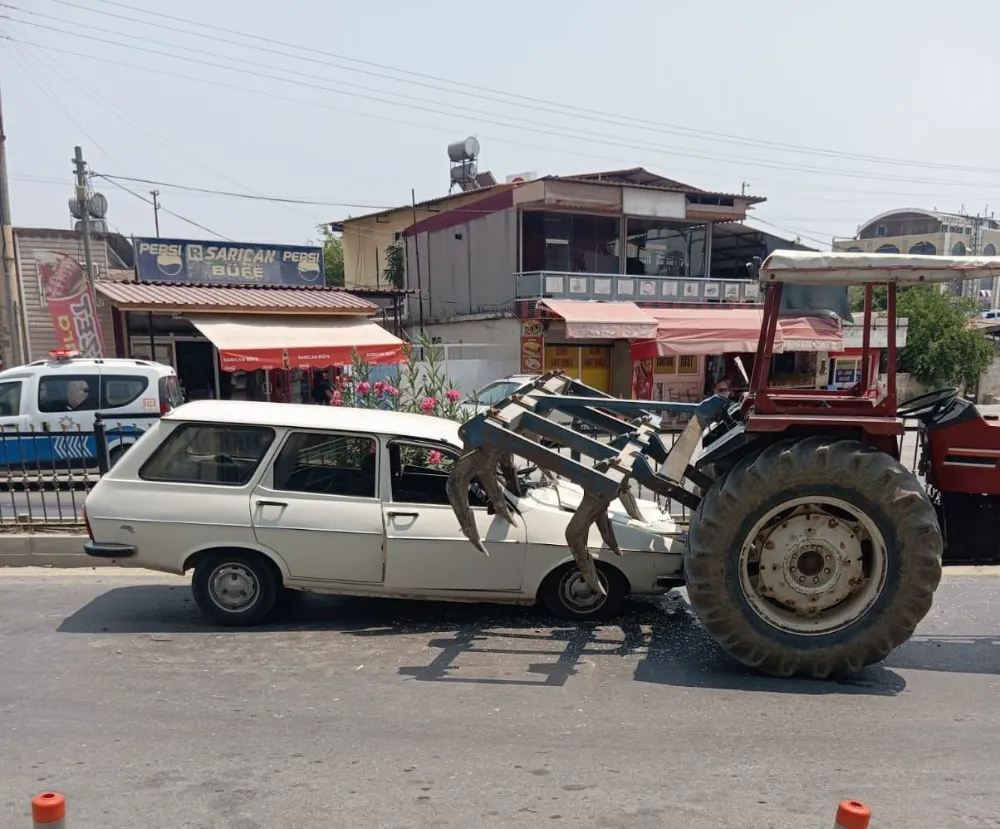Tarsus’ta otomobil traktöre arkadan çarptı
