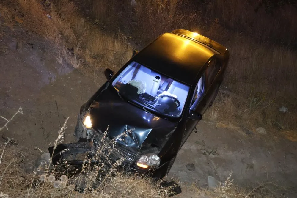 Elazığ’da otomobil şarampole uçtu