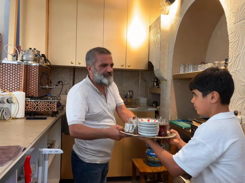 50 yıldır çaycılık yapan esnaf bunaltıcı sıcakta da ocağın başında