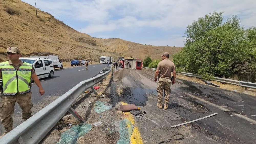 Yangına giden itfaiye aracı devrildi