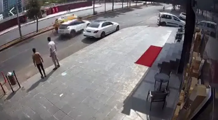 Dikkatsiz sürücü, taksinin yan yatmasın atmasına neden oldu