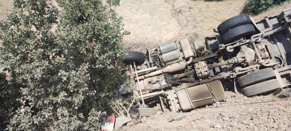 Elazığ’da tır devrildi; 1 yaralı