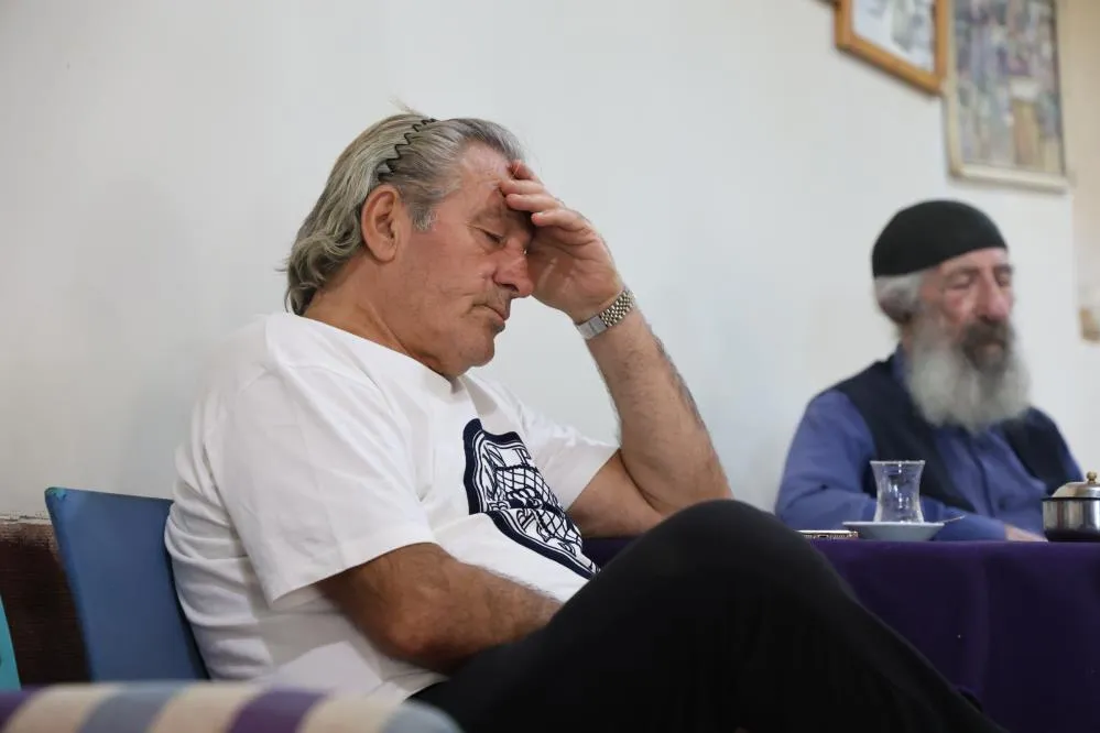 Bu kahvehaneye gelen uyuyor