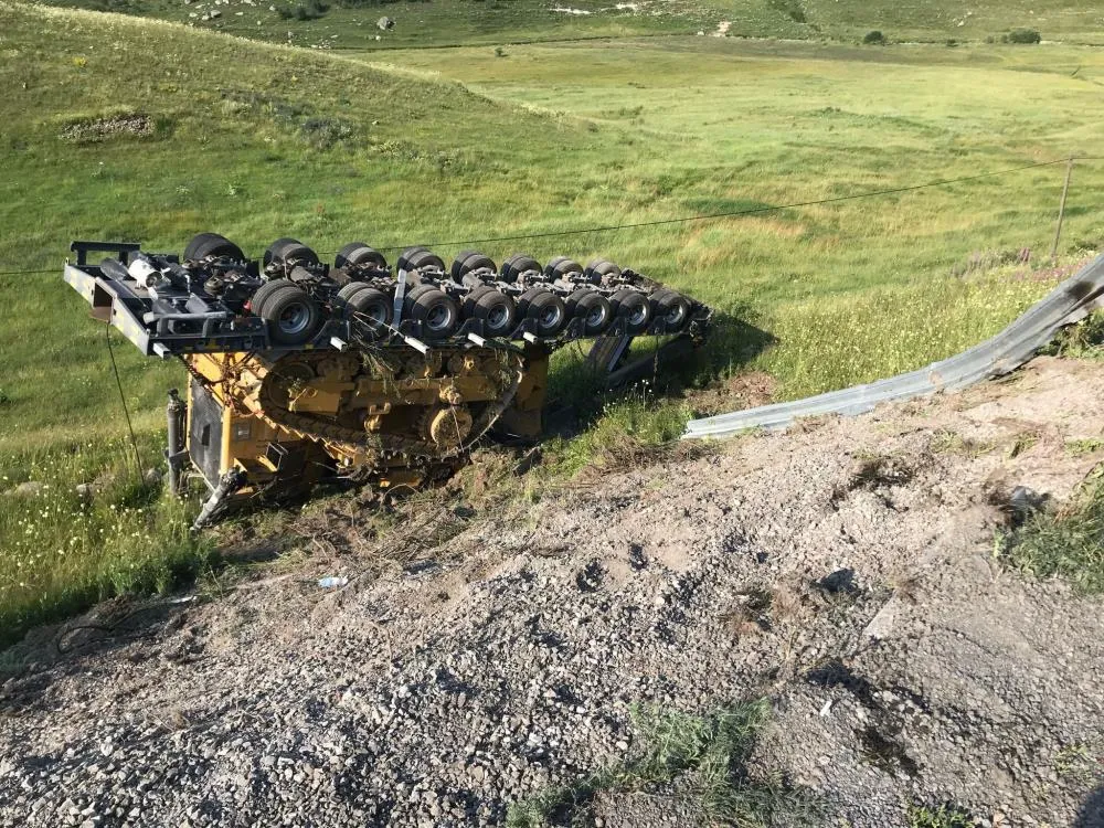 TIR’dan ayrılan dozer yüklü dorse dereye uçtu