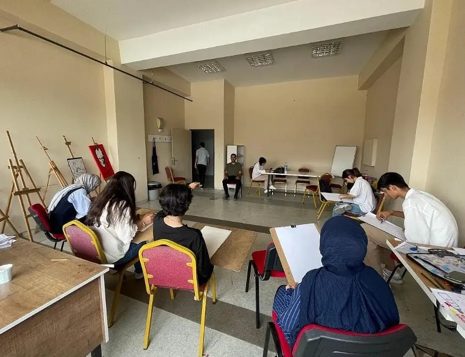 Yaz tatilini resim kurslarıyla renklendiriyor