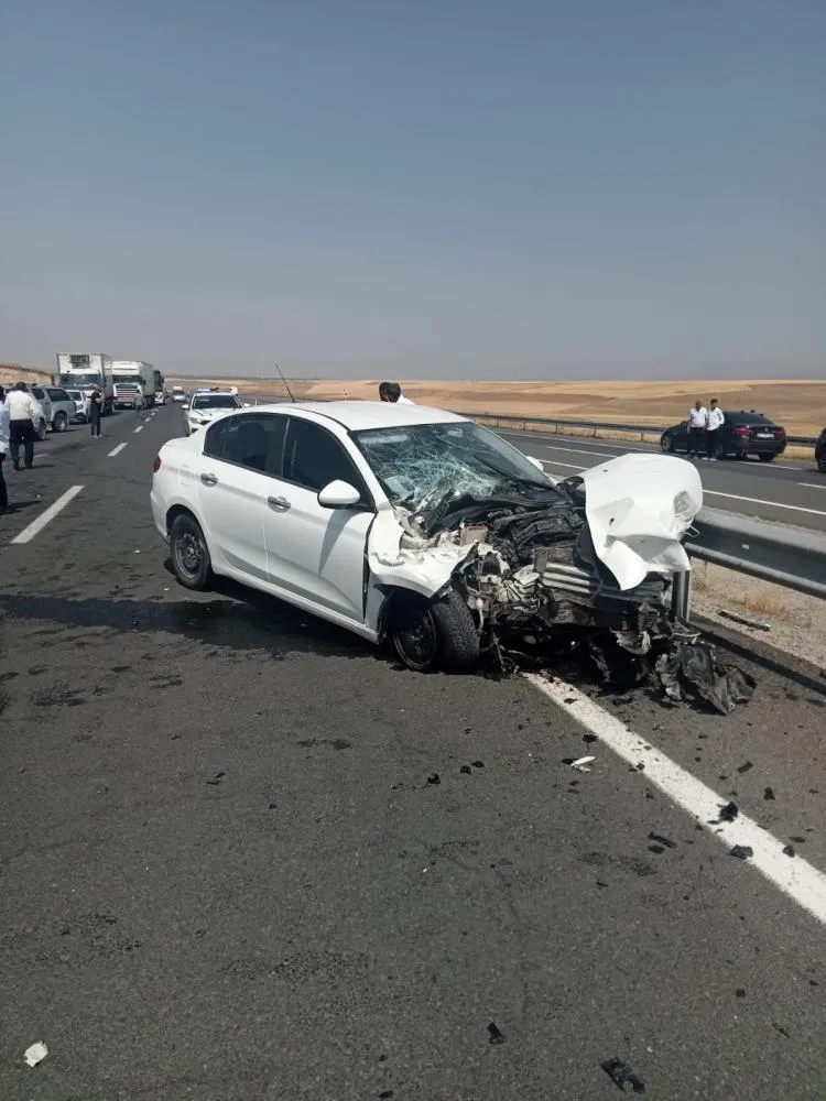 Ağrı’da otomobil traktöre çarptı