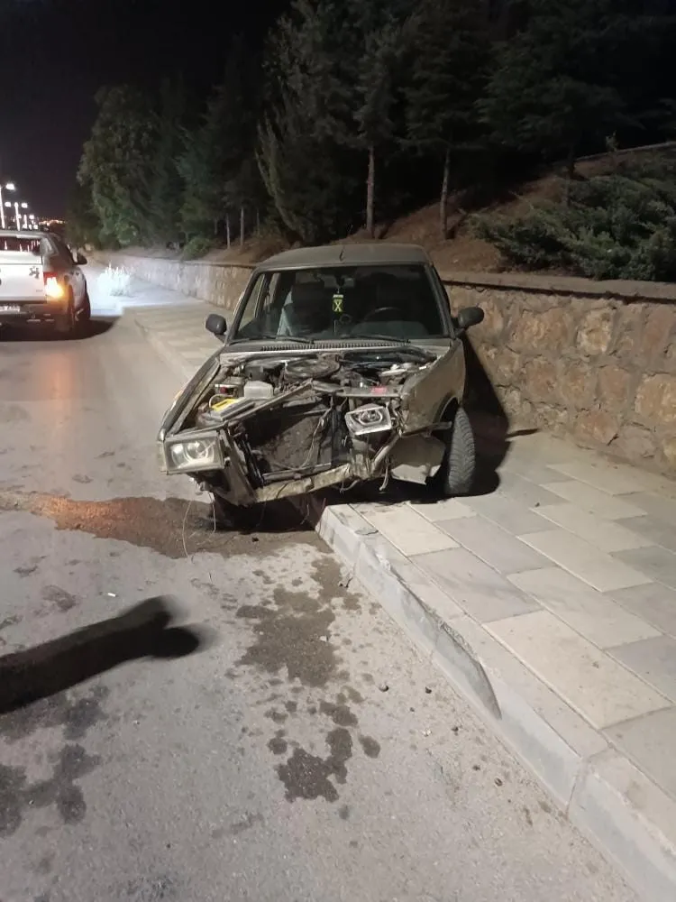 Elazığ’da otomobil duvara çarptı; 1 yaralı