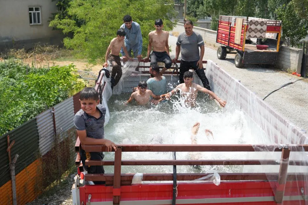 Sıcaktan bunalan gençler römorktan havuz yaptı