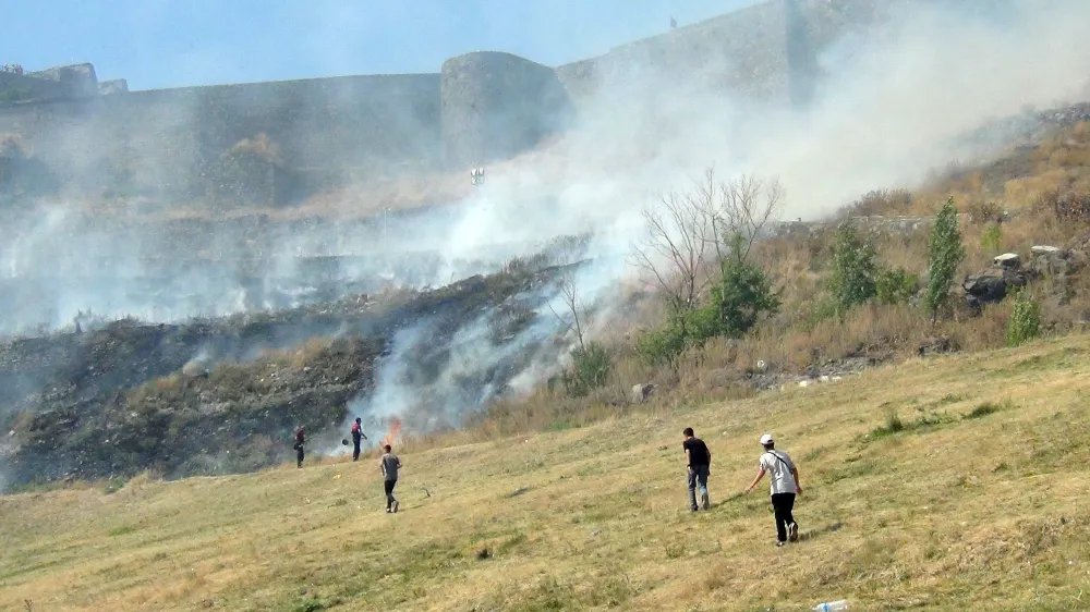 Kars Kalesi’nin eteklerinde korkutan anız yangını