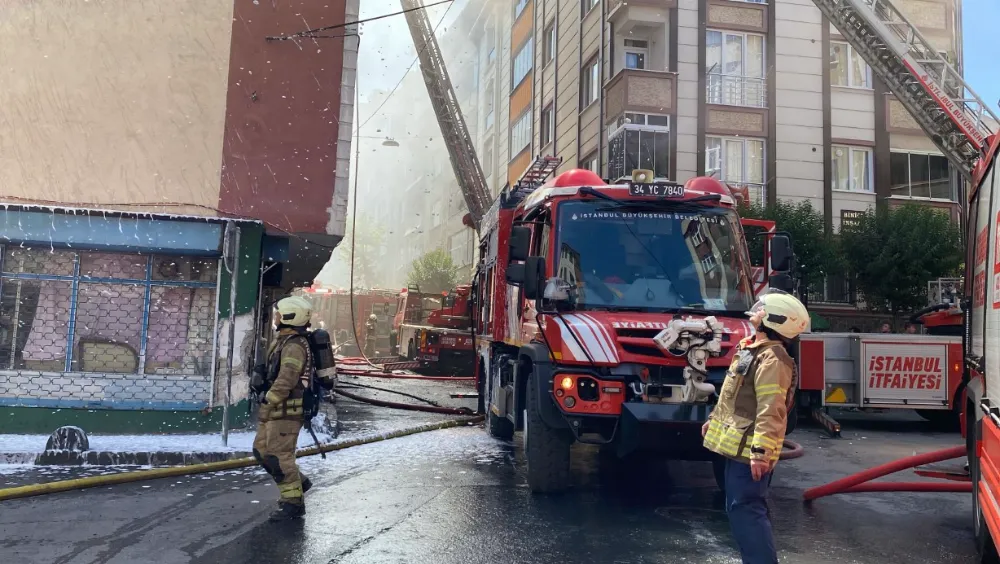 Esenler’de apartmanın çatısında çıkan yangın bitişiğindeki 2 binaya sıçradı