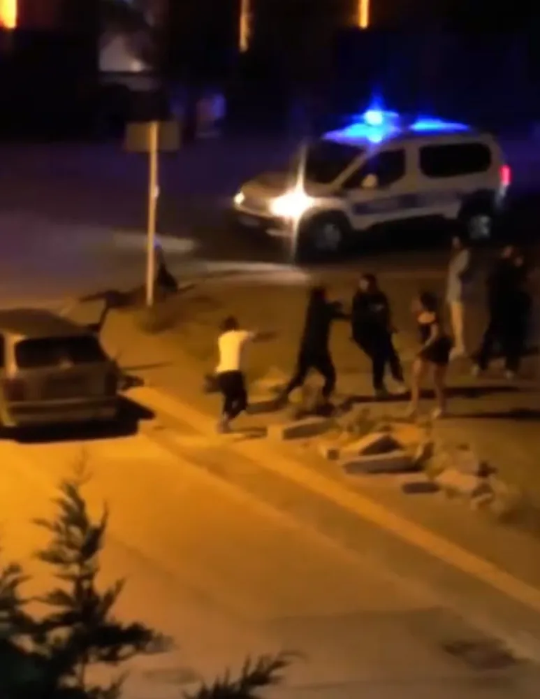 Bursa’da gençler arasında kavga: Cadde boks ringine döndü