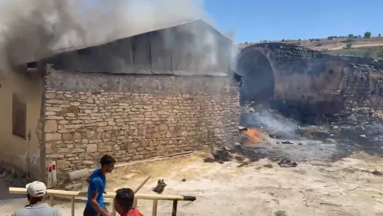 750 yıllık kervansaray alevlere teslim oldu: 2 kişi yaralandı