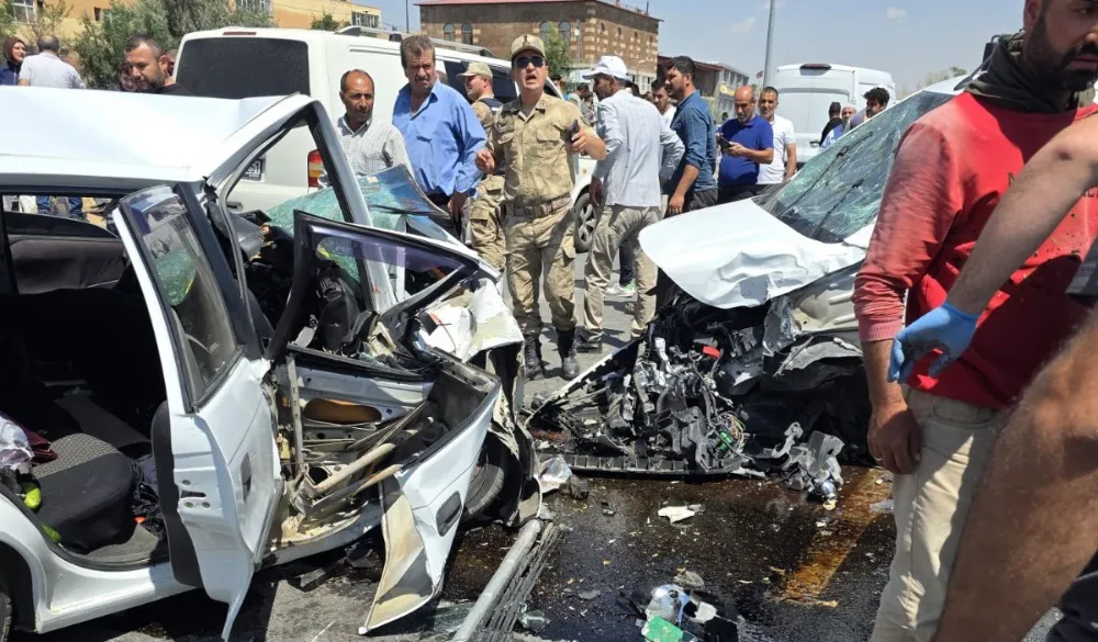 Ahlat’ta 3 aracın karıştığı kazada 8 kişi yaralandı