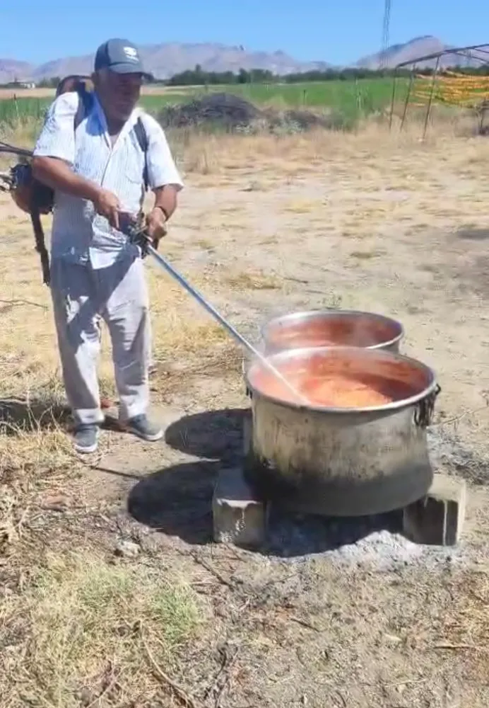 Salçayı ot biçme makinesi ile karıştırdı