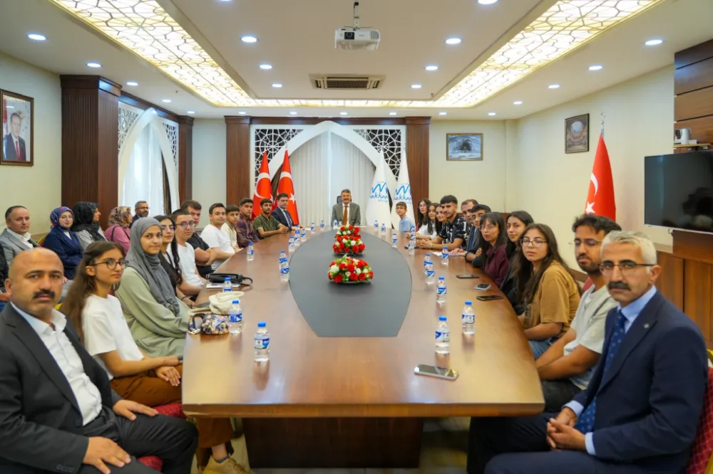 Vali Çelik başarılı öğrencileri kabul etti