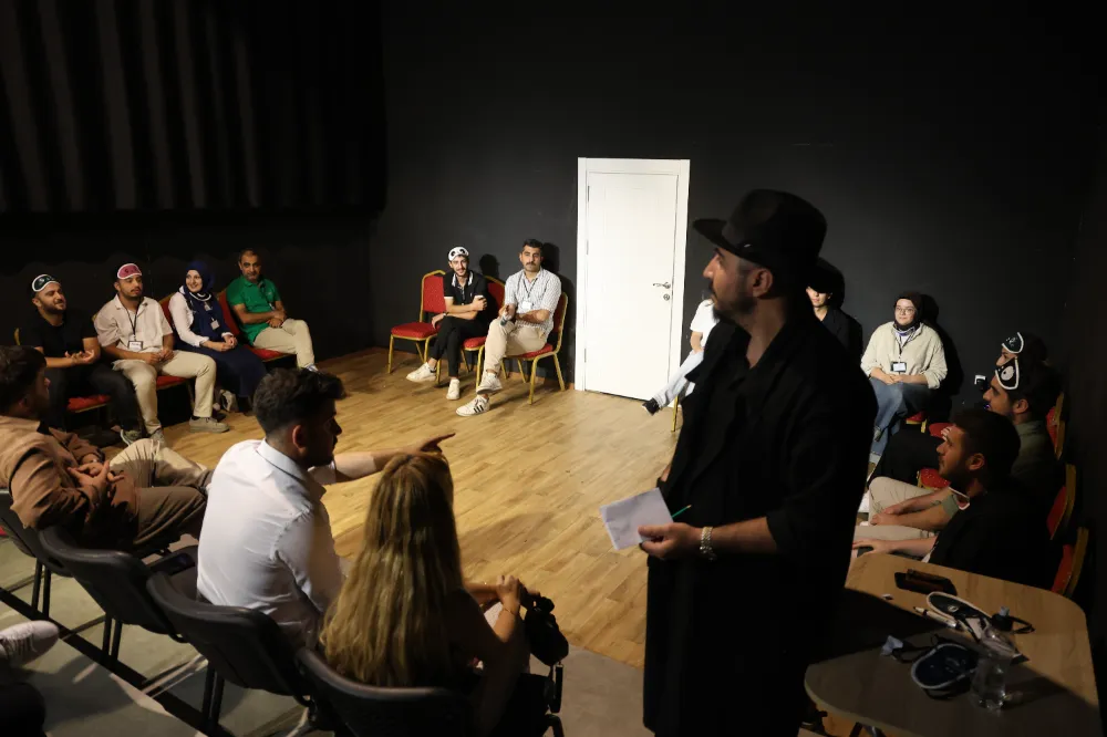 Bilet alan seyirci, bu kez oyuna dahil oldu