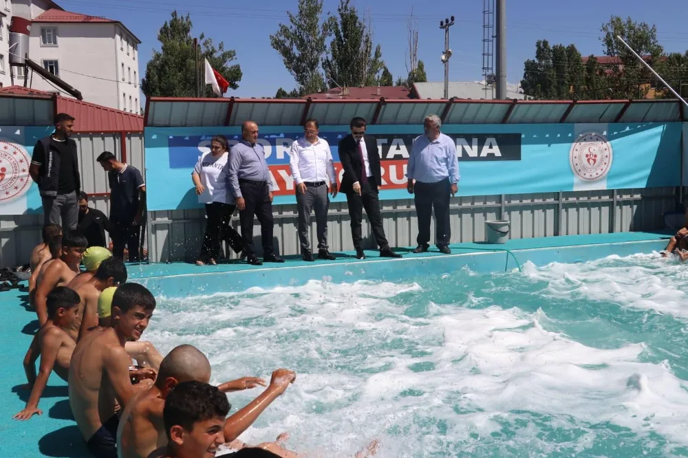 Tutak Kaymakamı Coşkun, yüzme havuzunda incelemelerde bulundu