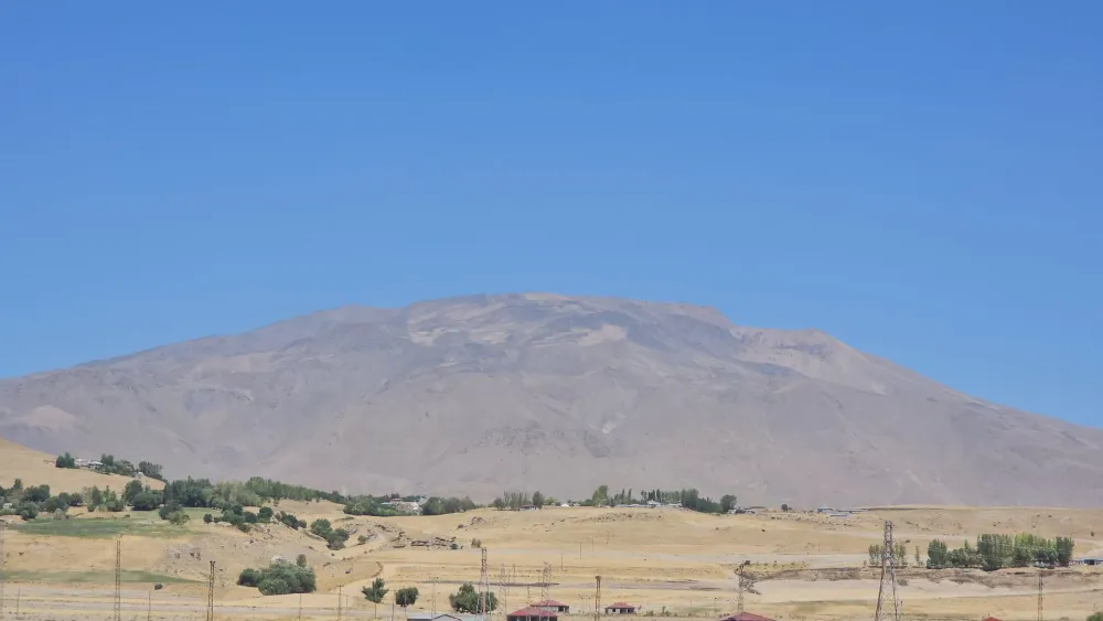 Kuraklık Süphan Dağı’nı vurdu: Aşırı sıcaklar Süphan Dağı’nın karını eritti