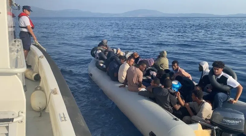 İzmir açıklarında 42 düzensiz göçmen yakalandı