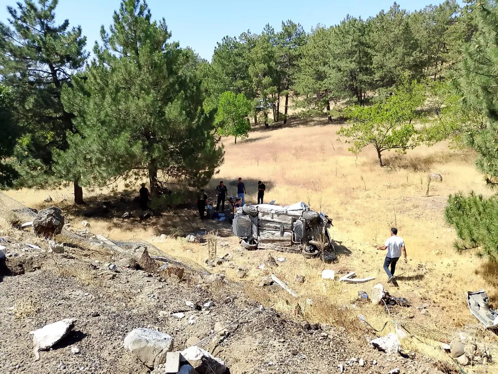 Elazığ’da hafif ticari araç şarampole uçtu: 3 yaralı