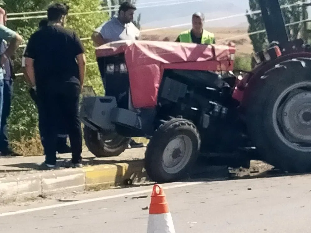 Traktör ile otomobil çarpıştı; 3 yaralı