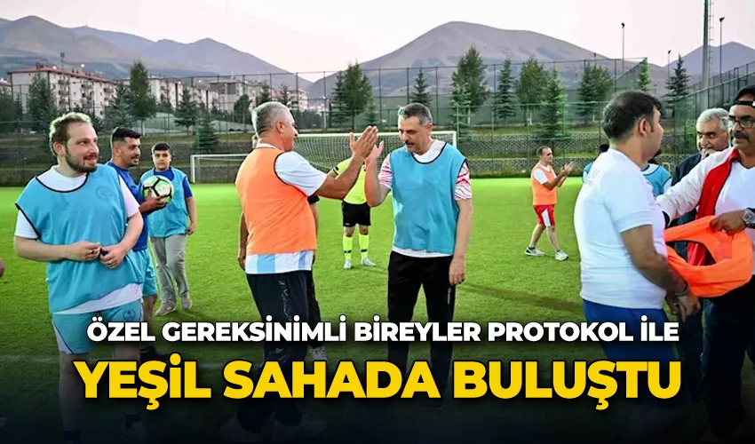 Özel gereksinimli bireyler protokol ile yeşil sahada buluştu