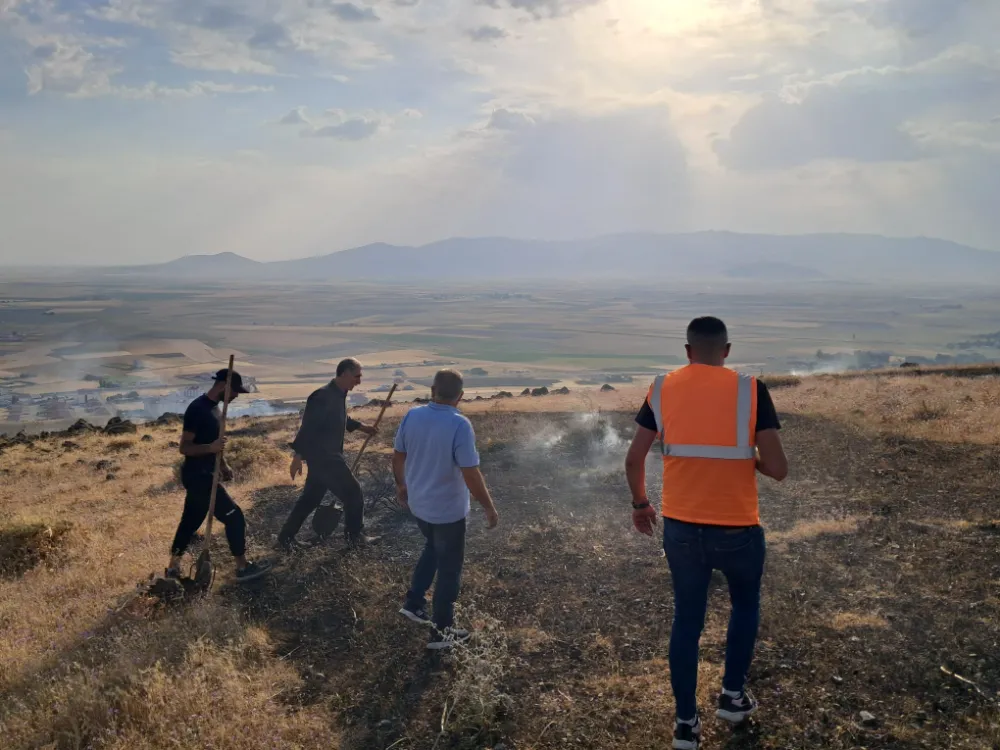 Patnos’ta dağlık alanda çıkan ot yangını kontrol altına alındı